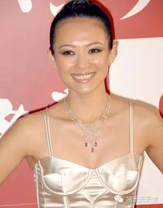 ​邓紫棋“内衣外穿”遭吐槽？盘点女星真正好看的内衣外穿！ 第13张