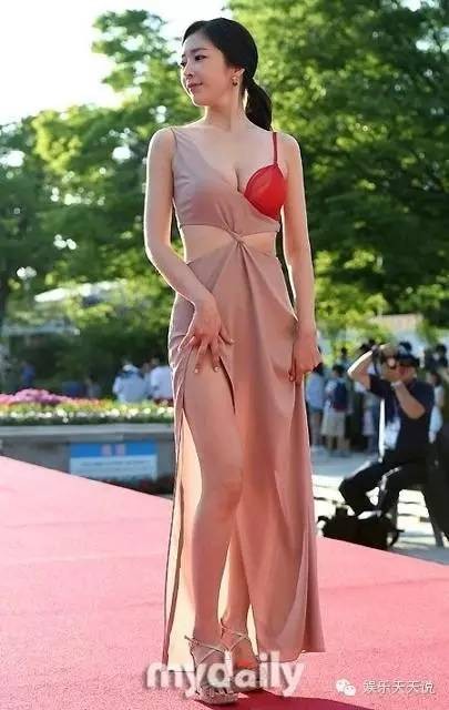 ​邓紫棋“内衣外穿”遭吐槽？盘点女星真正好看的内衣外穿！ 第23张