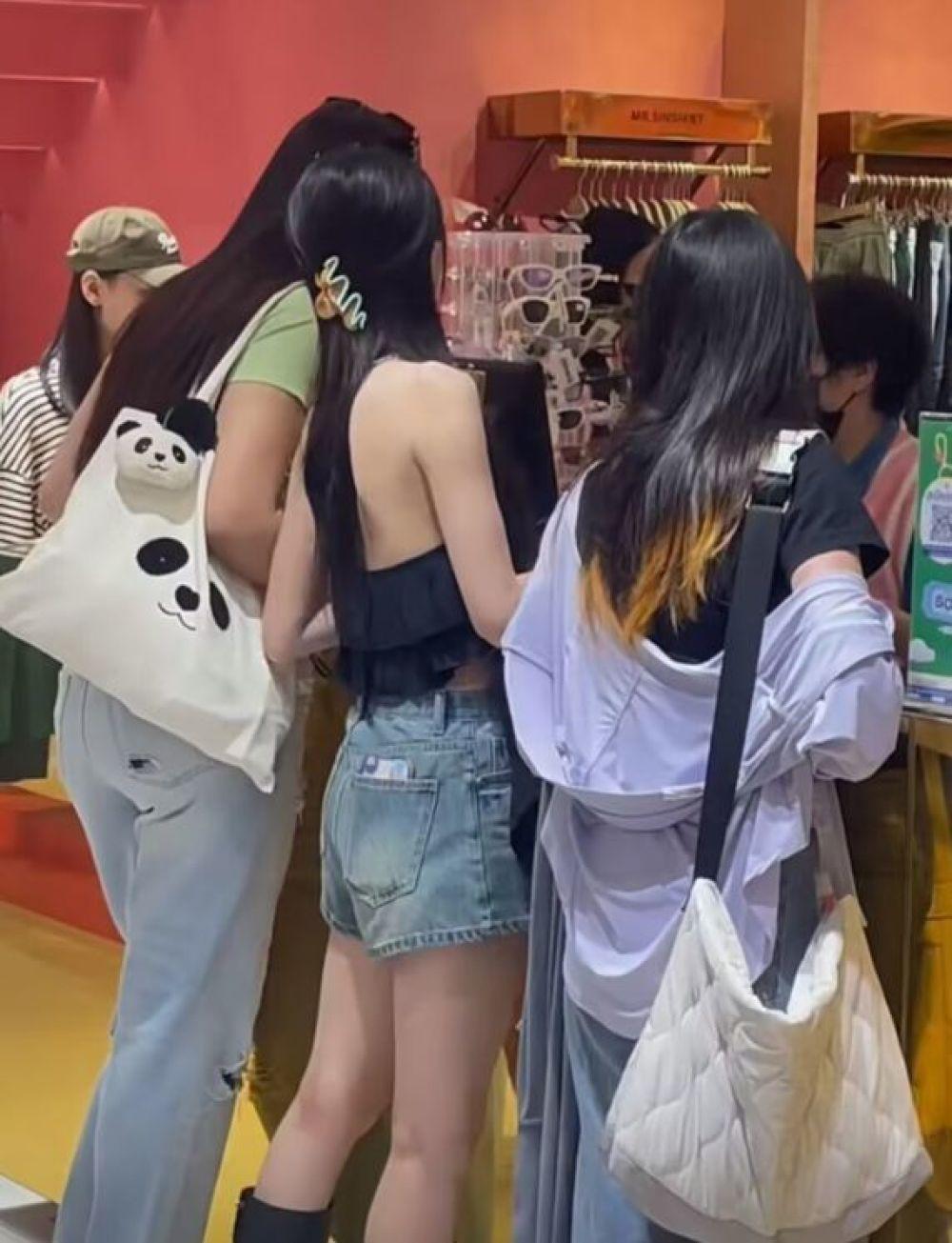 ​徐璐泳装(徐璐晒度假泳装照，大秀好身材) 第6张