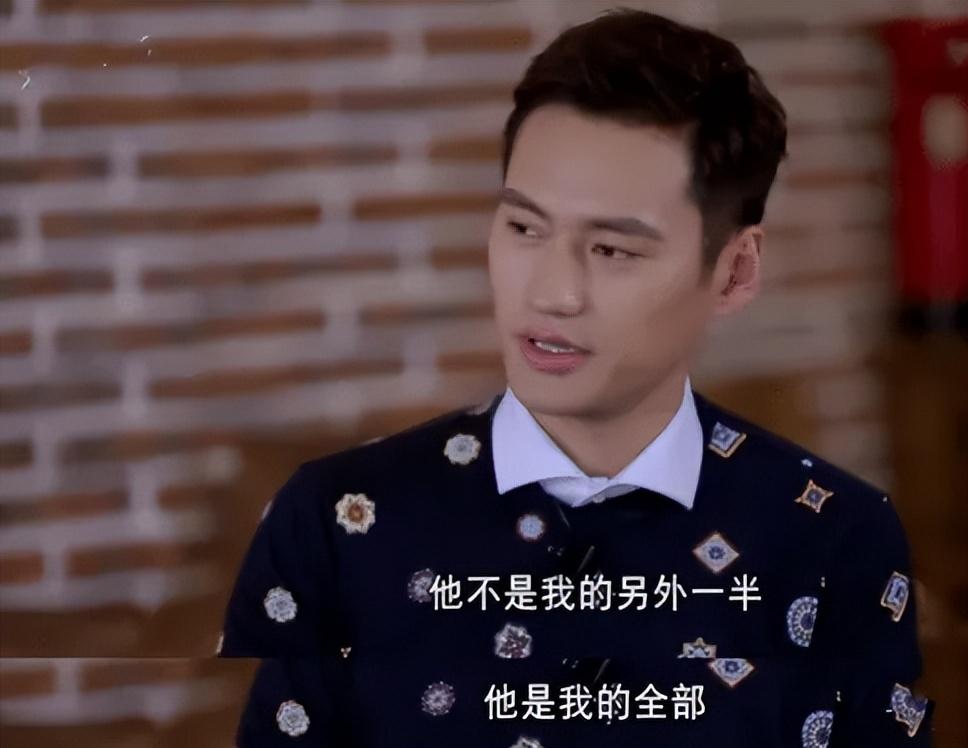 ​胡歌送花支持袁弘话剧，兄弟俩久违同框，老胡素颜出镜笑出褶子 第9张