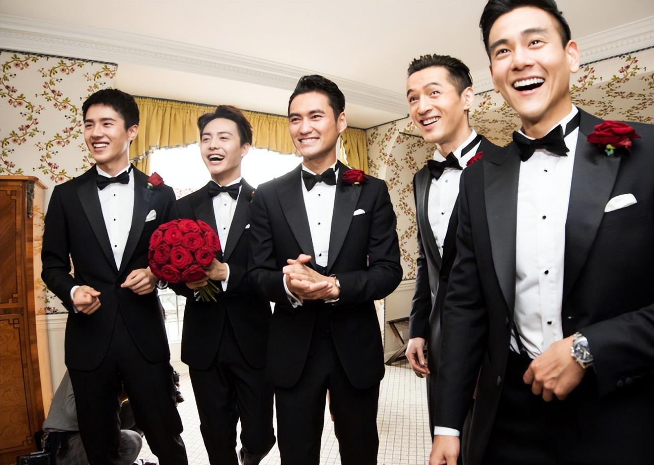 ​胡歌送花支持袁弘话剧，兄弟俩久违同框，老胡素颜出镜笑出褶子 第8张