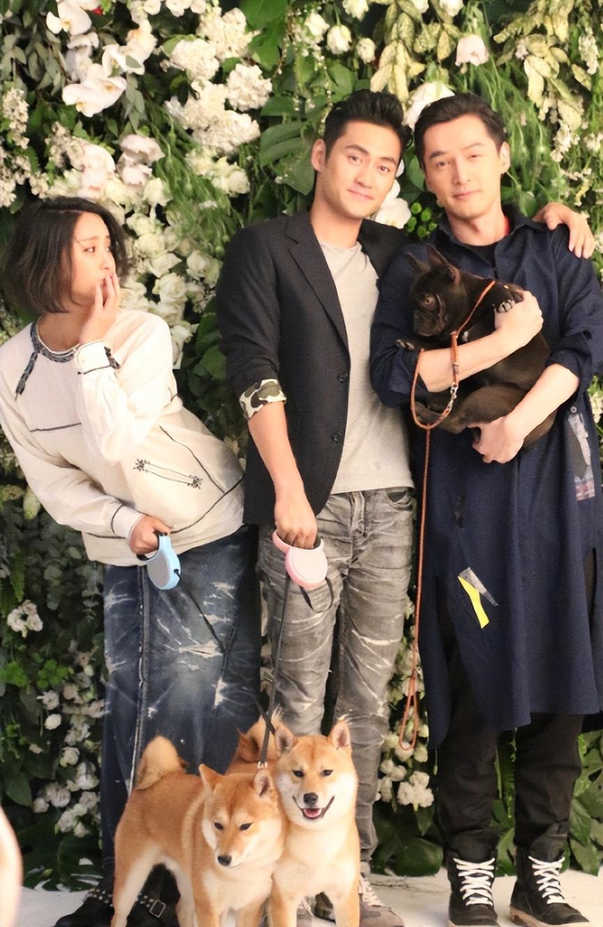 ​胡歌送花支持袁弘话剧，兄弟俩久违同框，老胡素颜出镜笑出褶子 第10张