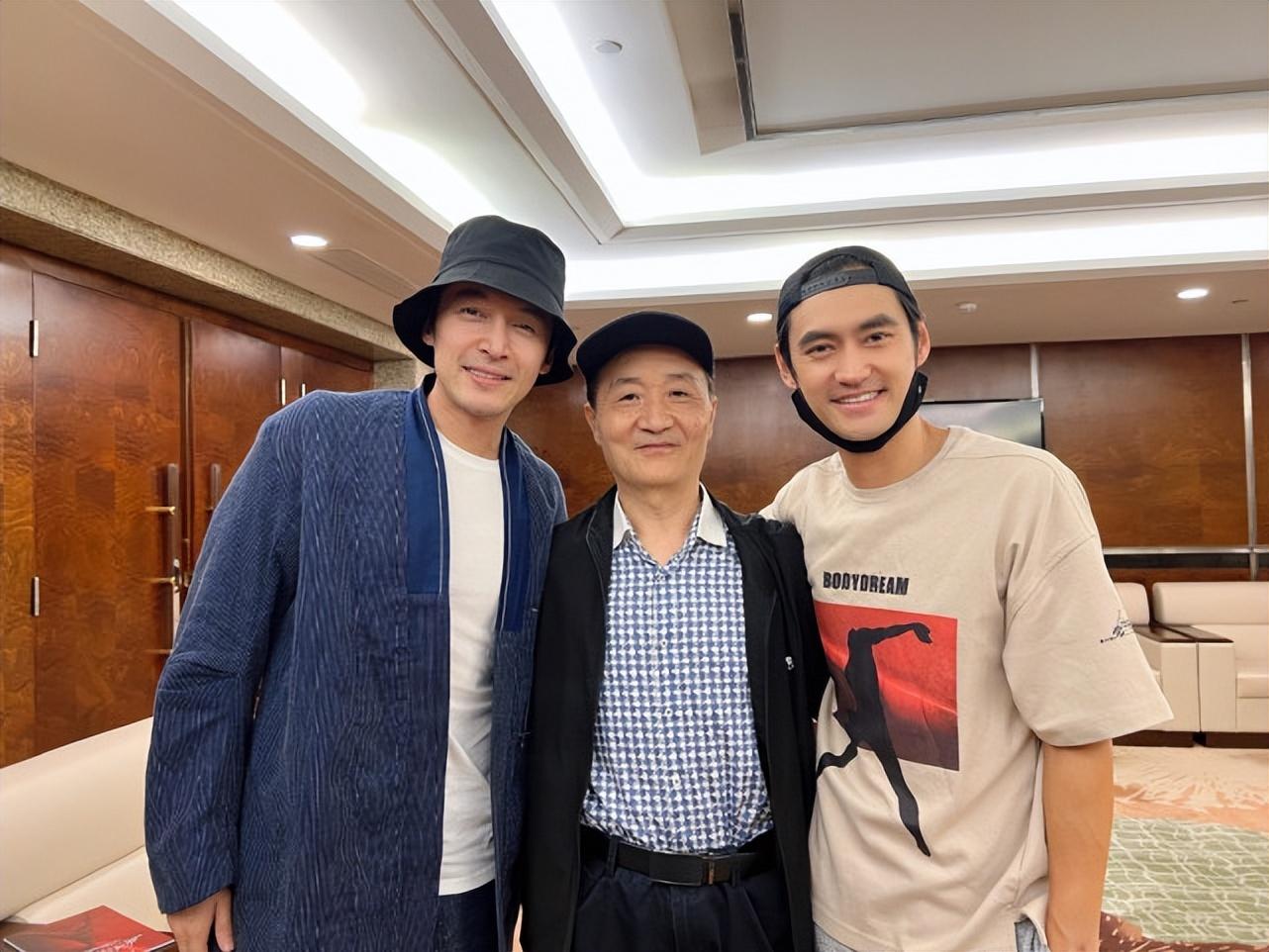 ​胡歌送花支持袁弘话剧，兄弟俩久违同框，老胡素颜出镜笑出褶子 第4张