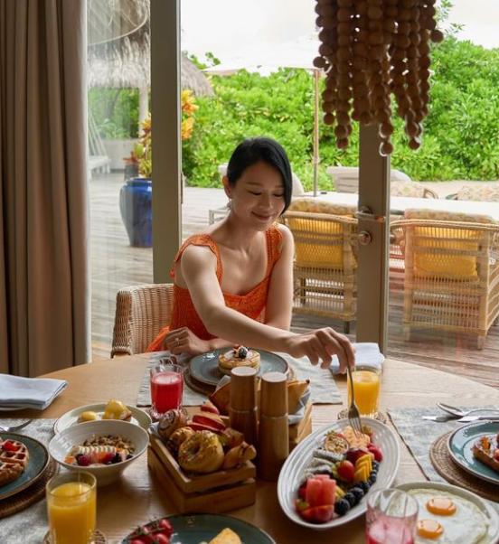 胡杏儿和老公坐游艇出海,夫妻私人飞机前合影 第2张 胡杏儿和老公坐游艇出海,夫妻私人飞机前合影 第2张