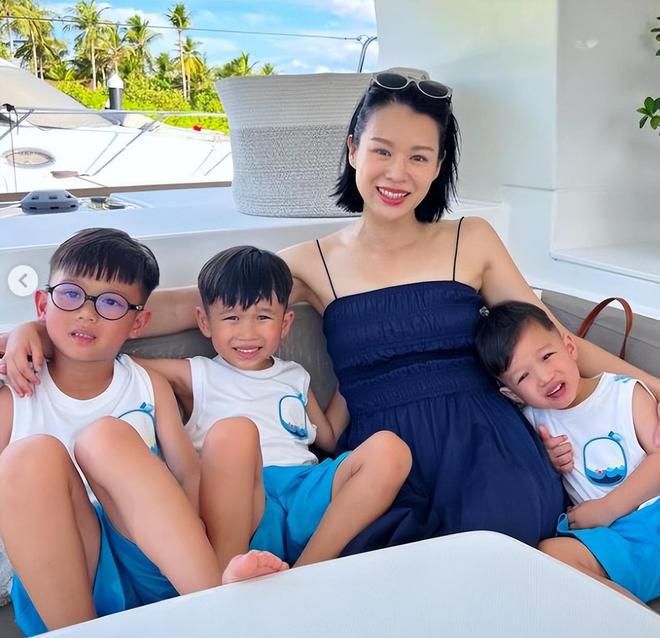 胡杏儿和老公坐游艇出海,夫妻私人飞机前合影 第1张 胡杏儿和老公坐游艇出海,夫妻私人飞机前合影 第1张