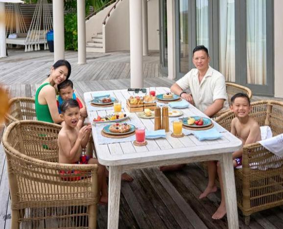 胡杏儿和老公坐游艇出海,夫妻私人飞机前合影 第3张 胡杏儿和老公坐游艇出海,夫妻私人飞机前合影 第3张