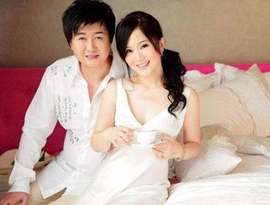 ​52岁付笛生妻子老到认不出，儿子成富豪，全家住进上亿四合院! 第1张