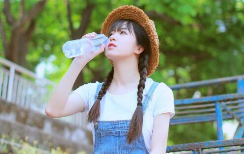 ​夸女生的时候女生说过奖了怎么幽默的回复？ 第1张