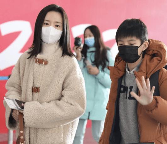 ​董洁带儿子现身机场，丁丁颜值依旧很高，妈妈状态却很好 第2张