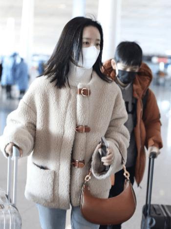 ​董洁带儿子现身机场，丁丁颜值依旧很高，妈妈状态却很好 第4张