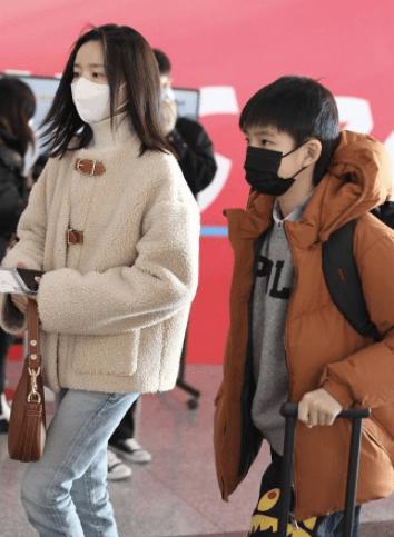 ​董洁带儿子现身机场，丁丁颜值依旧很高，妈妈状态却很好 第3张