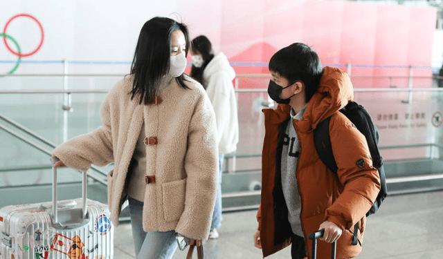 ​董洁带儿子现身机场，丁丁颜值依旧很高，妈妈状态却很好 第1张
