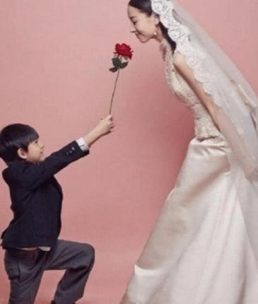 ​董洁带儿子现身机场，丁丁颜值依旧很高，妈妈状态却很好 第5张