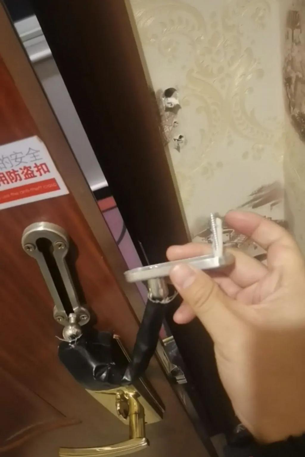 男子吐槽酒店门锁形同虚设,商家:锁不上他敢睡觉? 第1张 男子吐槽酒店门锁形同虚设,商家:锁不上他敢睡觉? 第1张