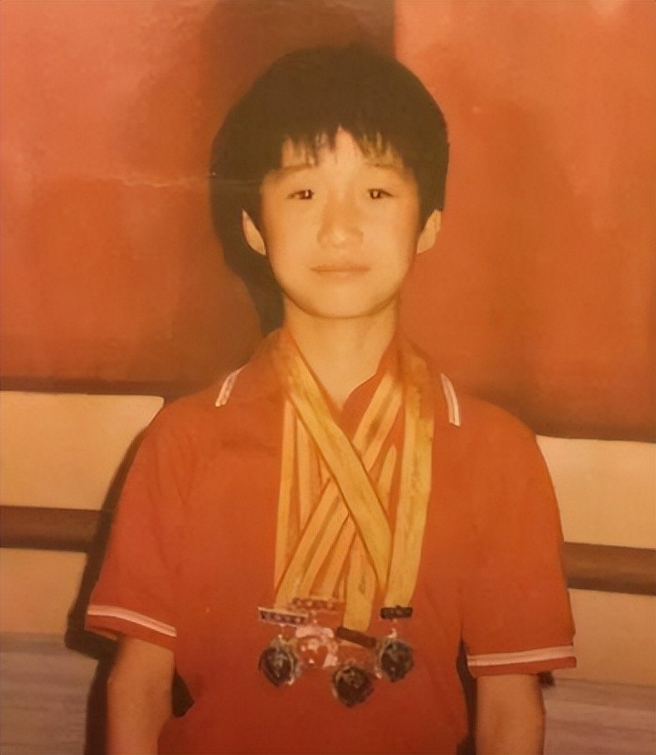 ​那英是慈禧一脉，关晓彤是真格格？盘点5位可能是满清血统的明星 第13张