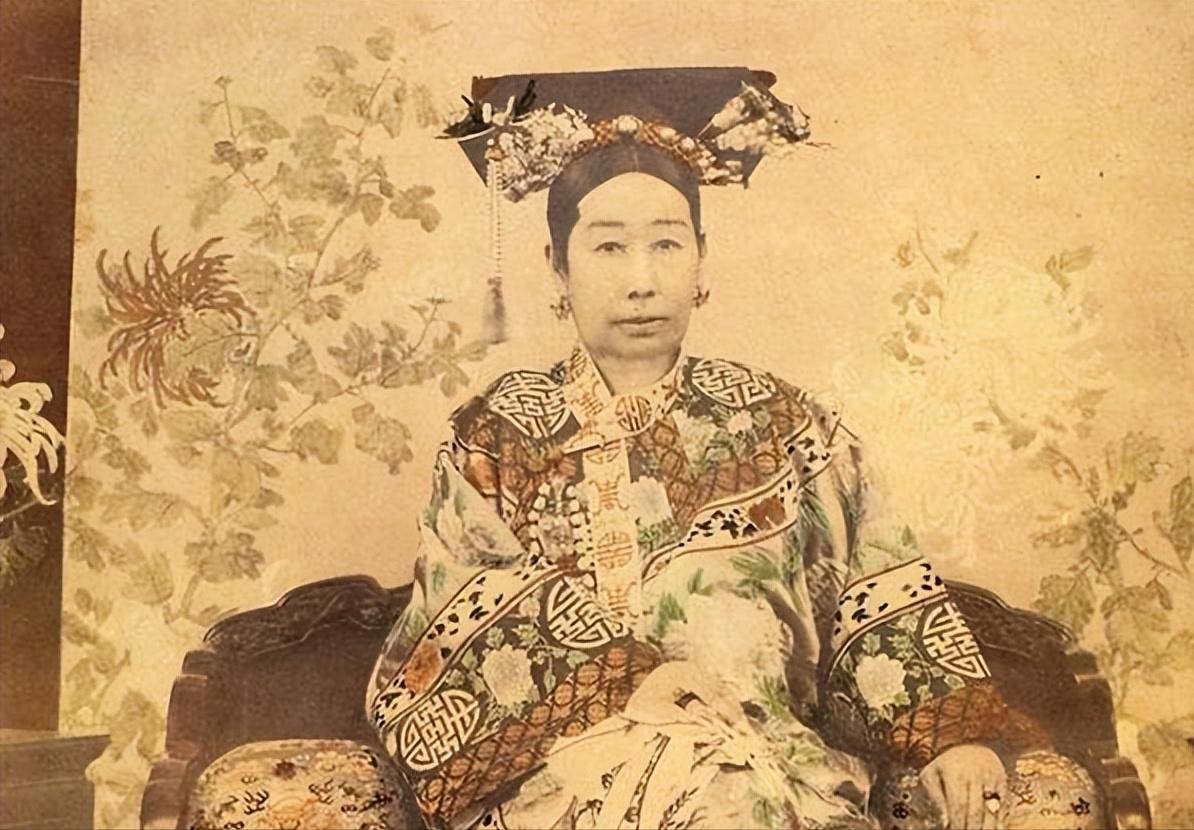 ​那英是慈禧一脉，关晓彤是真格格？盘点5位可能是满清血统的明星 第5张