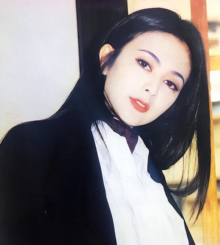 ​那英是慈禧一脉，关晓彤是真格格？盘点5位可能是满清血统的明星 第21张