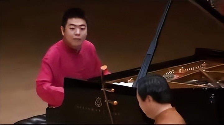 ​那英是慈禧一脉，关晓彤是真格格？盘点5位可能是满清血统的明星 第26张