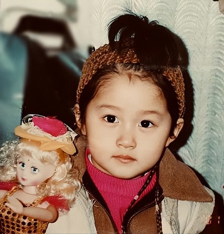 ​那英是慈禧一脉，关晓彤是真格格？盘点5位可能是满清血统的明星 第15张