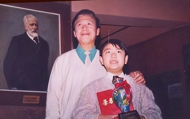 ​那英是慈禧一脉，关晓彤是真格格？盘点5位可能是满清血统的明星 第28张