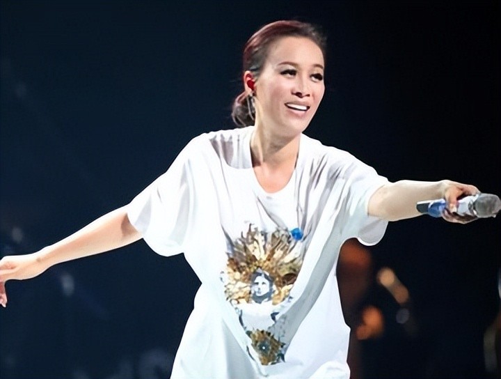 ​那英是慈禧一脉，关晓彤是真格格？盘点5位可能是满清血统的明星 第8张