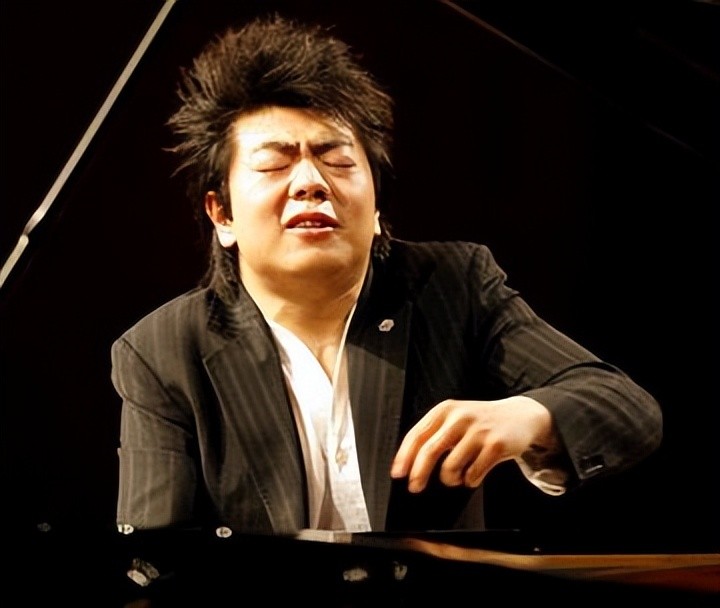 ​那英是慈禧一脉，关晓彤是真格格？盘点5位可能是满清血统的明星 第25张