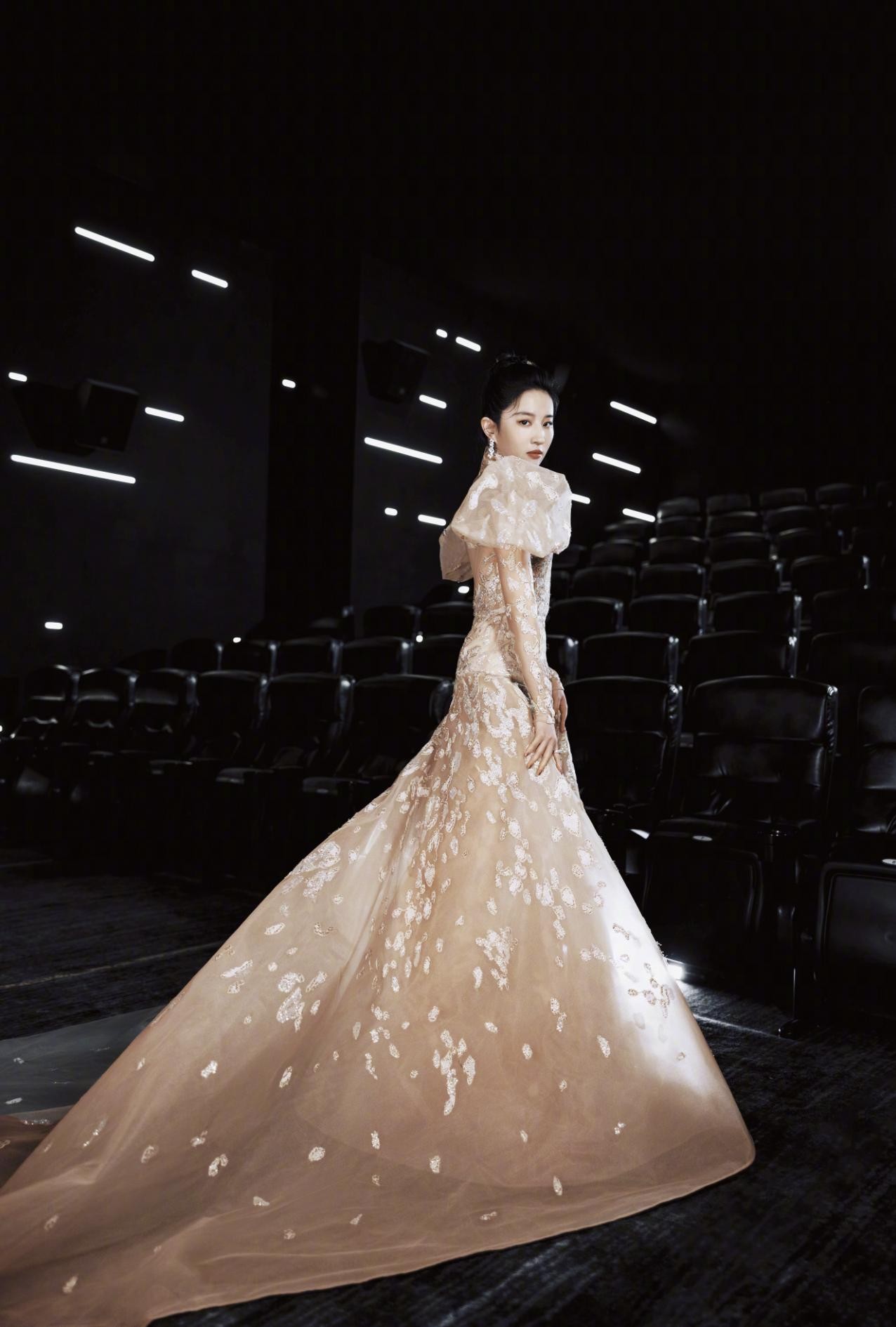 刘亦菲 (Yifei Liu) —— 蕴含文艺气质之美|明星写真 第31张 刘亦菲 (Yifei Liu) —— 蕴含文艺气质之美|明星写真 第31张