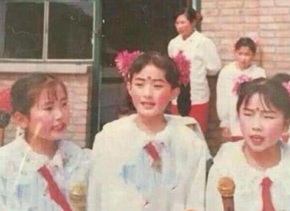 明星不愿想起的童年照,赵丽颖脑门贴个大红点,太接地气了 第1张 明星不愿想起的童年照,赵丽颖脑门贴个大红点,太接地气了 第1张