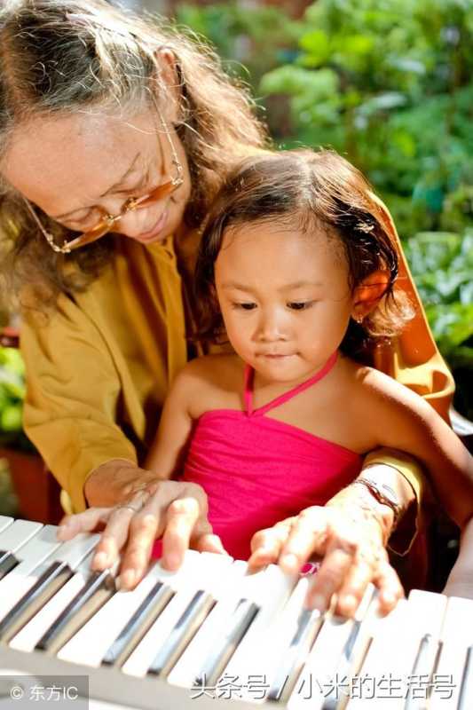 ​在教室里揉老师的胸动态图(7岁男孩摸女老师胸部被打，说：“我只是想玩玩”) 第1张
