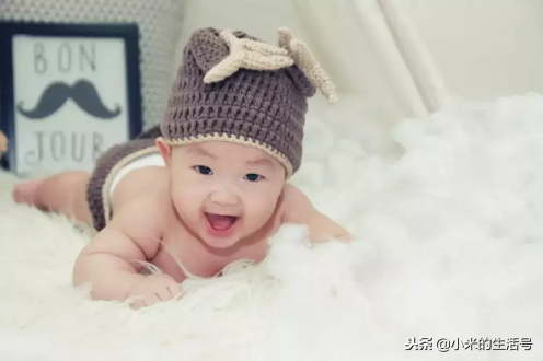 ​在教室里揉老师的胸动态图(7岁男孩摸女老师胸部被打，说：“我只是想玩玩”) 第5张