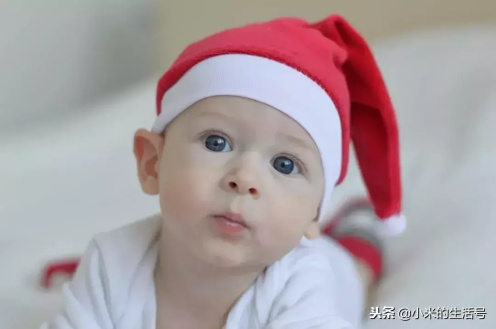 ​在教室里揉老师的胸动态图(7岁男孩摸女老师胸部被打，说：“我只是想玩玩”) 第6张