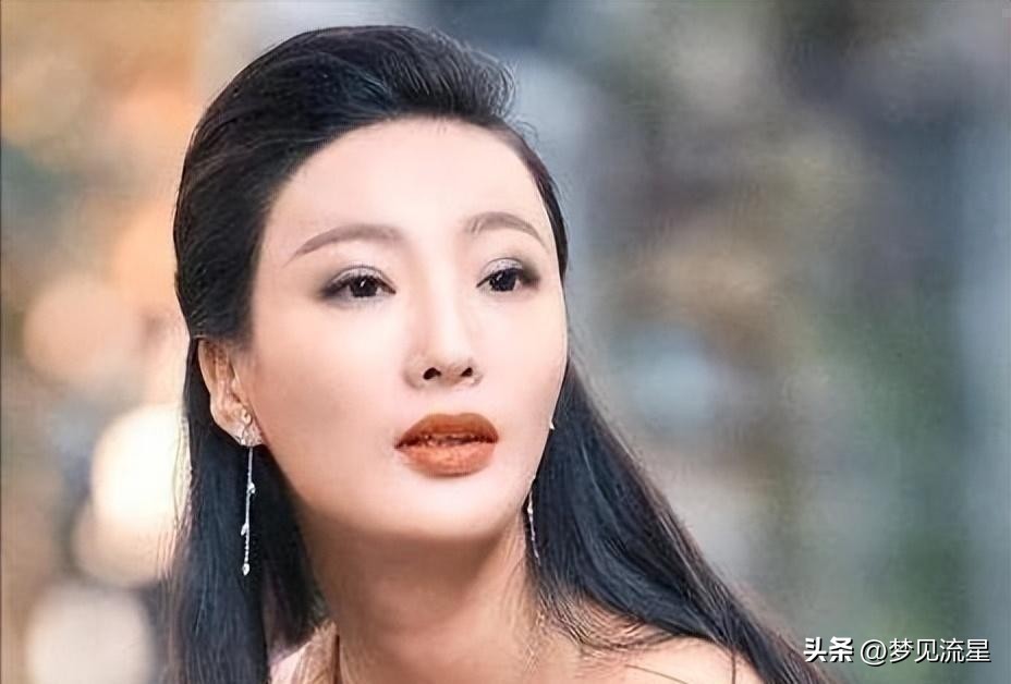 ​中国“乳神”王李丹妮再现惊艳，网友直呼不忍直视，尺度太大了！ 第3张