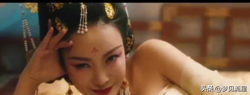 ​中国“乳神”王李丹妮再现惊艳，网友直呼不忍直视，尺度太大了！ 第2张