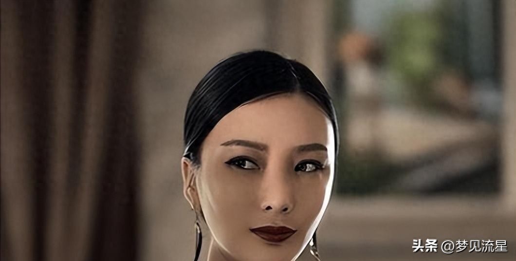 ​中国“乳神”王李丹妮再现惊艳，网友直呼不忍直视，尺度太大了！ 第1张