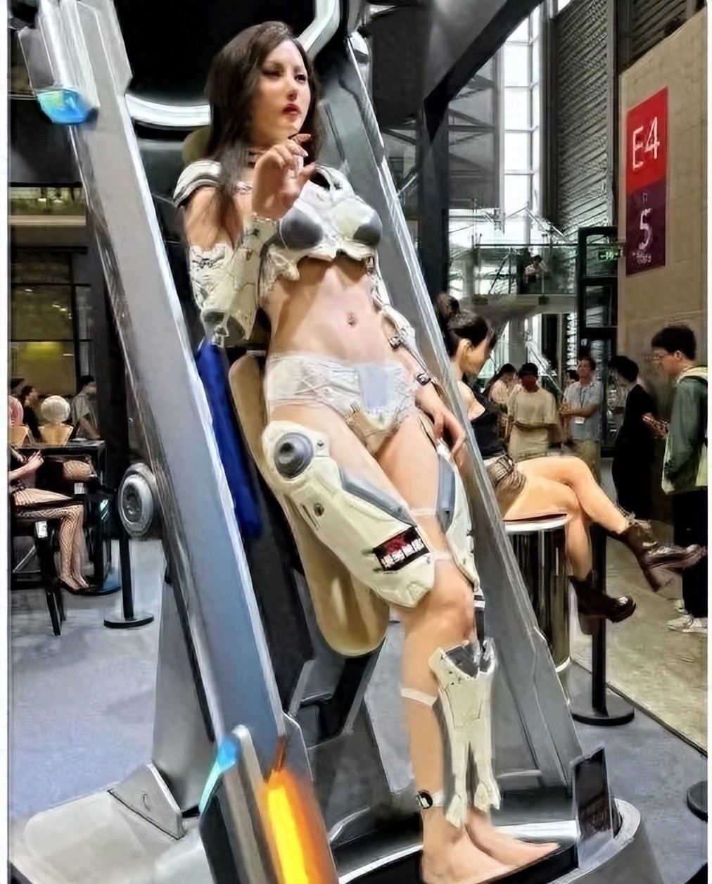 上海模型展,硅胶娃娃太像真人,遭女权质疑,网友:姿势太膈应 第2张 上海模型展,硅胶娃娃太像真人,遭女权质疑,网友:姿势太膈应 第2张