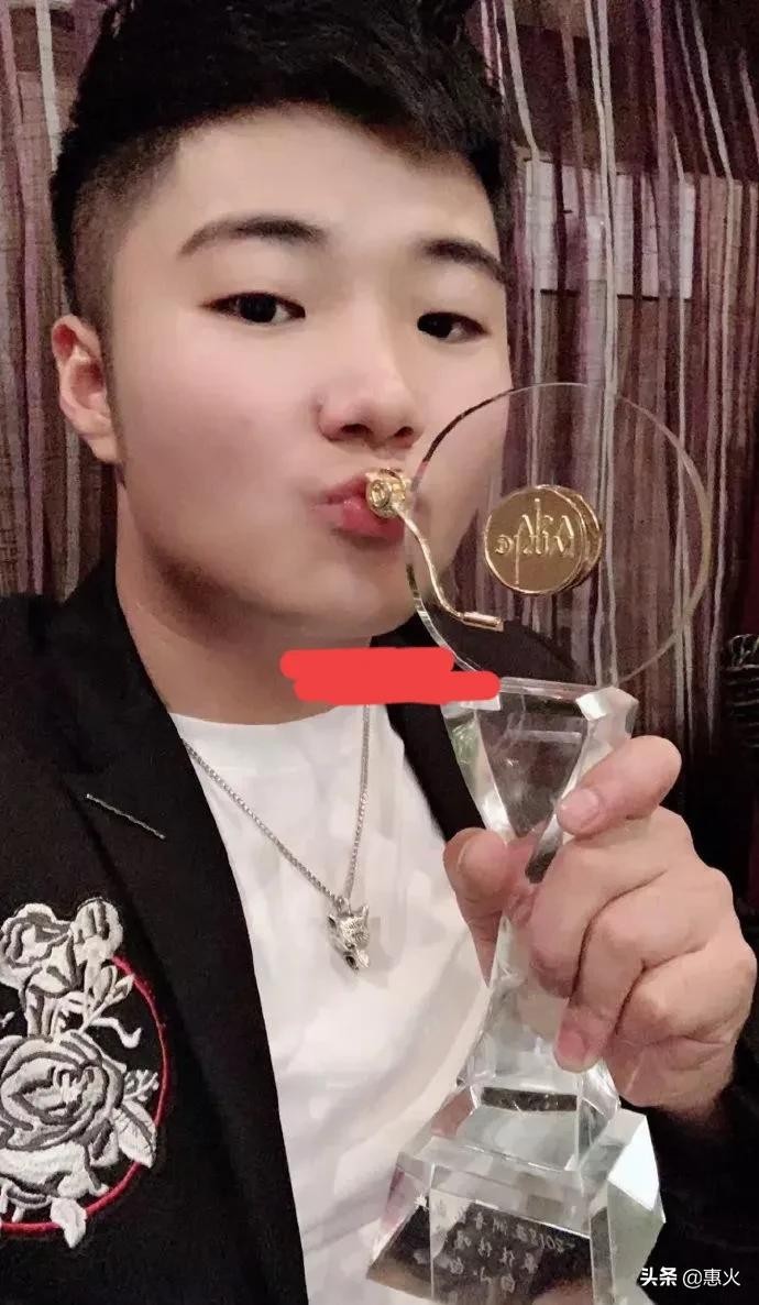大陆歌手白小白,最美情侣唱起来,网友:是个人才 第4张 大陆歌手白小白,最美情侣唱起来,网友:是个人才 第4张