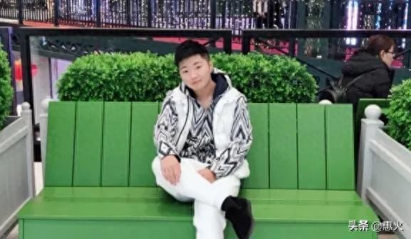 大陆歌手白小白,最美情侣唱起来,网友:是个人才 第1张 大陆歌手白小白,最美情侣唱起来,网友:是个人才 第1张