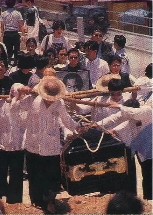 1993年,黄家驹的葬礼,弟弟捧着遗照,有人跪在地上哭,哀荣备至 第2张 1993年,黄家驹的葬礼,弟弟捧着遗照,有人跪在地上哭,哀荣备至 第2张