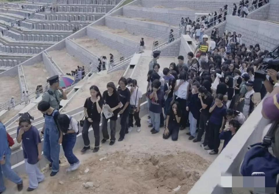 1993年,黄家驹的葬礼,弟弟捧着遗照,有人跪在地上哭,哀荣备至 第4张 1993年,黄家驹的葬礼,弟弟捧着遗照,有人跪在地上哭,哀荣备至 第4张