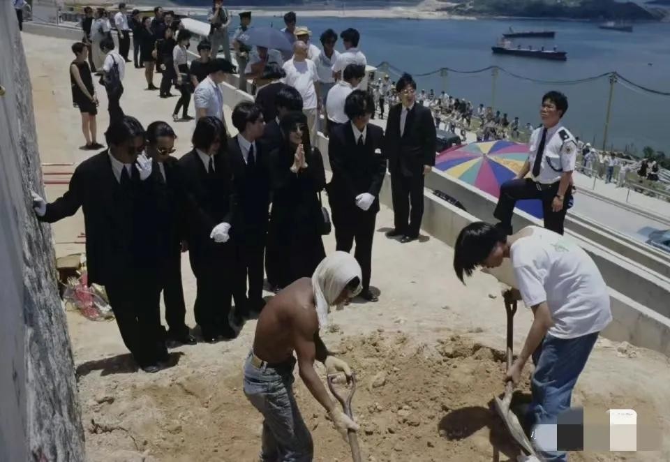 1993年,黄家驹的葬礼,弟弟捧着遗照,有人跪在地上哭,哀荣备至 第5张 1993年,黄家驹的葬礼,弟弟捧着遗照,有人跪在地上哭,哀荣备至 第5张