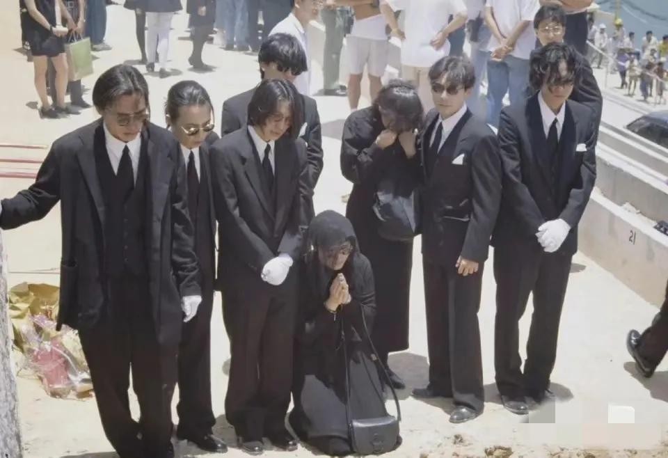 1993年,黄家驹的葬礼,弟弟捧着遗照,有人跪在地上哭,哀荣备至 第3张 1993年,黄家驹的葬礼,弟弟捧着遗照,有人跪在地上哭,哀荣备至 第3张