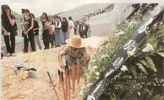 1993年,黄家驹的葬礼,弟弟捧着遗照,有人跪在地上哭,哀荣备至 第6张 1993年,黄家驹的葬礼,弟弟捧着遗照,有人跪在地上哭,哀荣备至 第6张