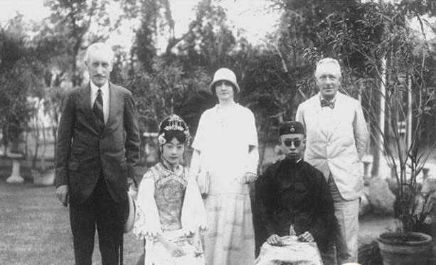 ​溥仪的皇后婉容曾被日本人玷污，还和侍卫出轨，最后被送进疯人院 第4张