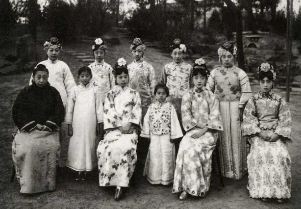 ​溥仪的皇后婉容曾被日本人玷污，还和侍卫出轨，最后被送进疯人院 第1张