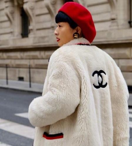 ​陈奕迅携妻女罕现身，贴心为老婆擦鼻子，15岁女儿身高赶超妈妈 第9张