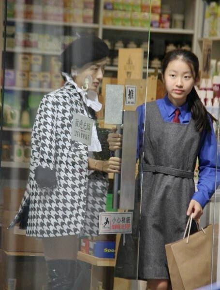 ​陈奕迅携妻女罕现身，贴心为老婆擦鼻子，15岁女儿身高赶超妈妈 第12张