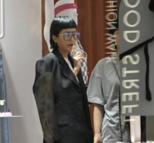 ​陈奕迅携妻女罕现身，贴心为老婆擦鼻子，15岁女儿身高赶超妈妈 第11张