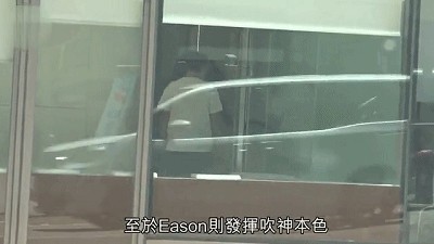 ​陈奕迅携妻女罕现身，贴心为老婆擦鼻子，15岁女儿身高赶超妈妈 第4张