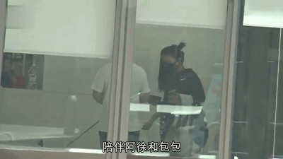 ​陈奕迅携妻女罕现身，贴心为老婆擦鼻子，15岁女儿身高赶超妈妈 第3张