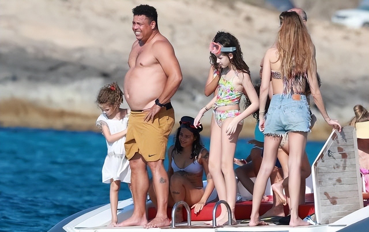 ​大罗近况：46岁体型发福，女友29岁身材火辣，身家10亿养5个小孩 第3张